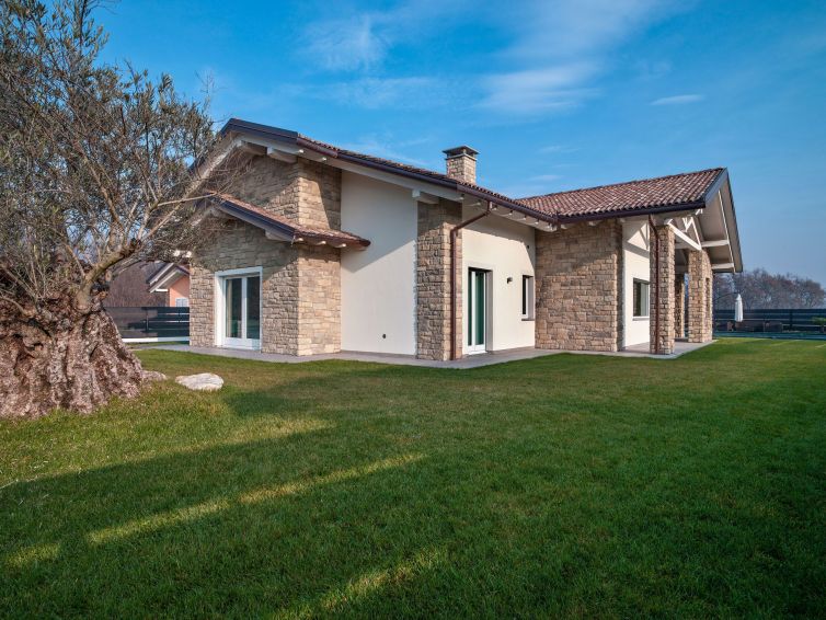 exteriorsview-of-a-modern-villa-2025-01-09-04-05-36-utc