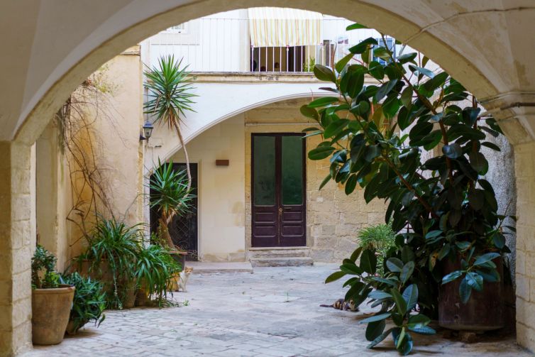 lecce-apulia-italy-historic-buildings-2025-01-09-09-26-08-utc